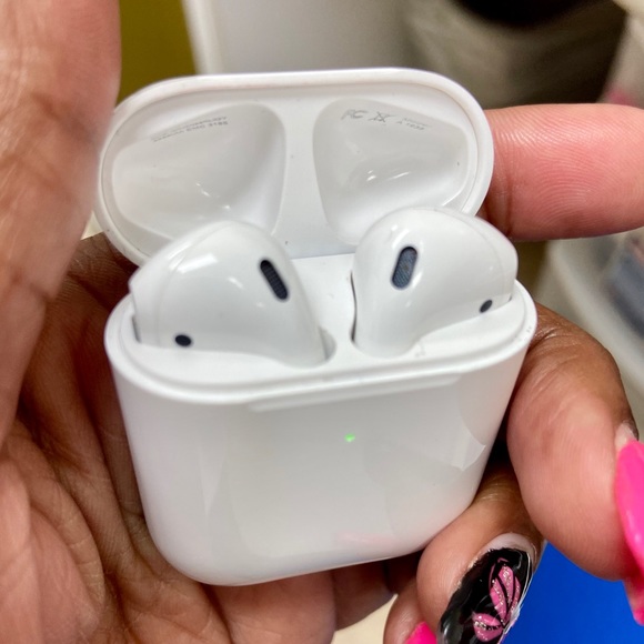 Like New!! Apple “Airpod” 2nd Generation - Picture 1 of 3